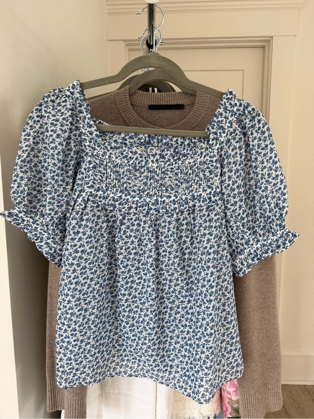 Doen Blue and White Floral Puff Sleeve Blouse - Picture 4 of 7